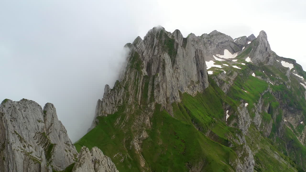 filmación cinematográfica con drones de altenalp turm en suiza