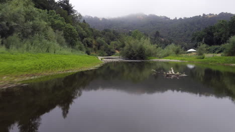 Río-Tranquilo-Con-Un-Denso-Bosque-En-El-Parque-Regional-Del-Rio-Woods-Cerca-De-La-Montaña-Fitch-En-Healdsburg,-Ee.uu.