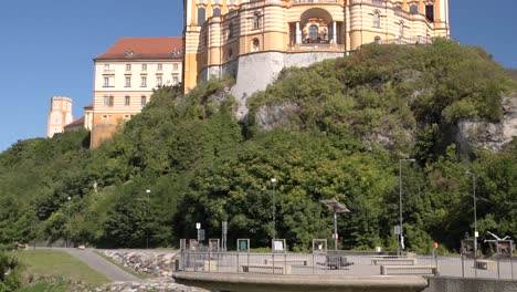 incline hacia abajo sobre la famosa abadía de stift melk en wachau, austria en un día claro