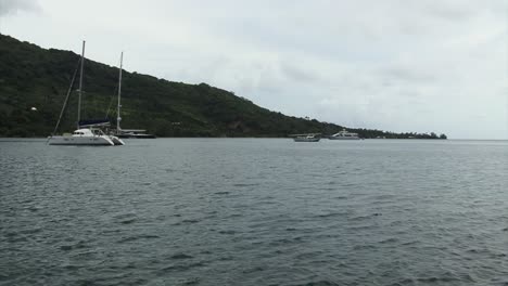 Yachten-In-Der-Bucht-Der-Insel-Moorea,-Französisch-Polynesien