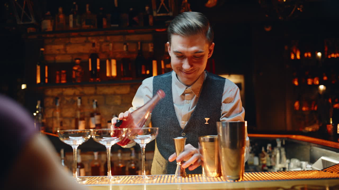 Energiegeladener Barkeeper bereitet Getränke an einer stilvollen Abendbar zu, Nahaufnahme