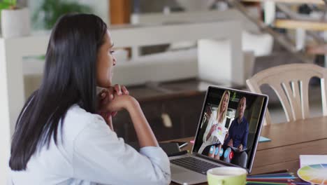 Mujer-Caucásica-Usando-Una-Computadora-Portátil-En-Videollamada-Con-Colegas-Que-Trabajan-Desde-Casa