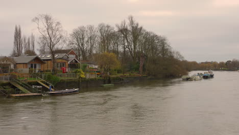 Disparo-En-ángulo-Alto-Sobre-El-Río-Támesis-Desde-La-Zona-De-Twickenham-En-Londres,-Inglaterra,-Durante-La-Tarde