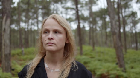 mujer en un bosque