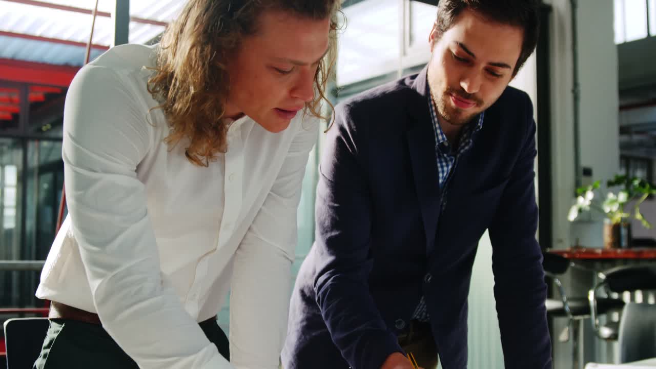 ejecutivos de negocios discutiendo sobre el plan