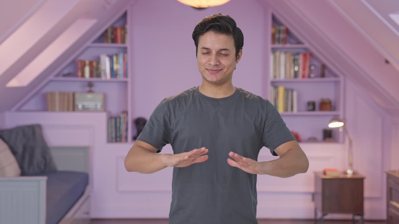 hombre indio feliz relajándose y haciendo yoga