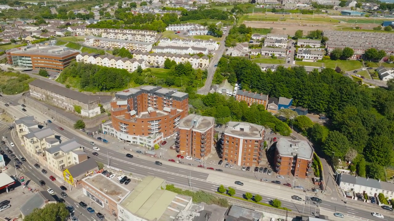 Veduta aerea di condomini e traffico scorrevole a Cork, Irlanda