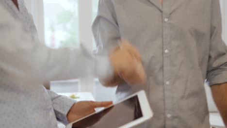 profesional masculino del milenio que trabaja en una oficina creativa