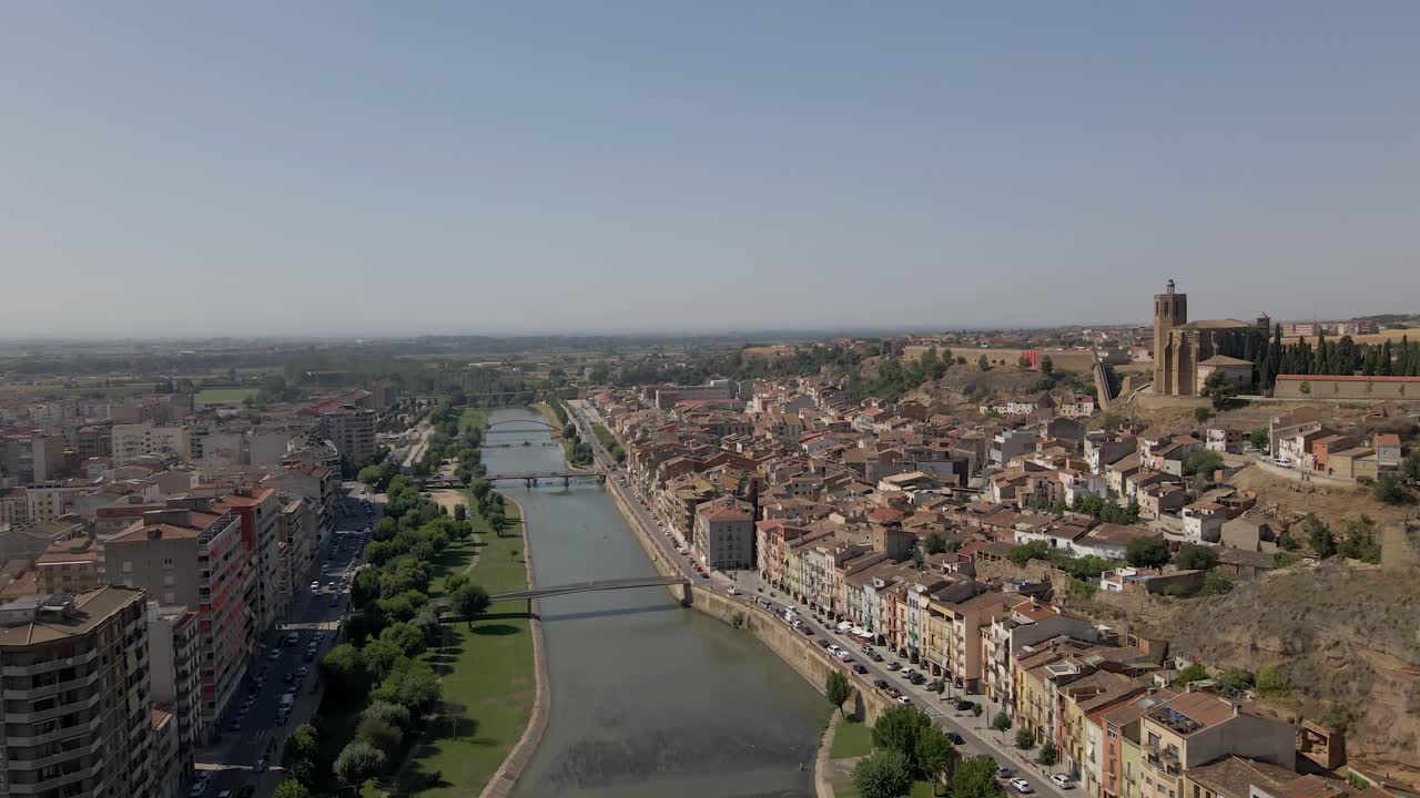Langsamer Drohnenflug über Lleida, Spanien, entlang des Rio Segre an einem warmen Tag.