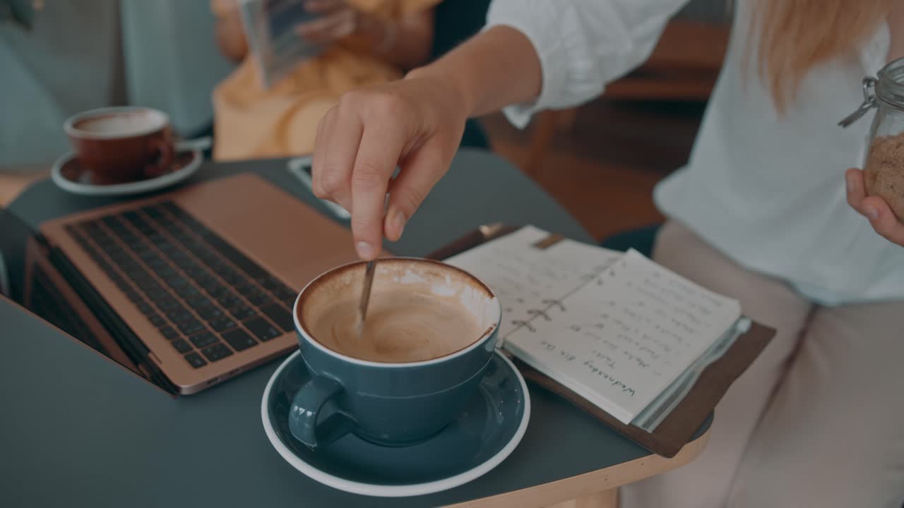 카페에서 커피를 즐기는 여자