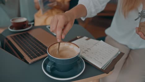 mujer disfrutando de café en una cafetería