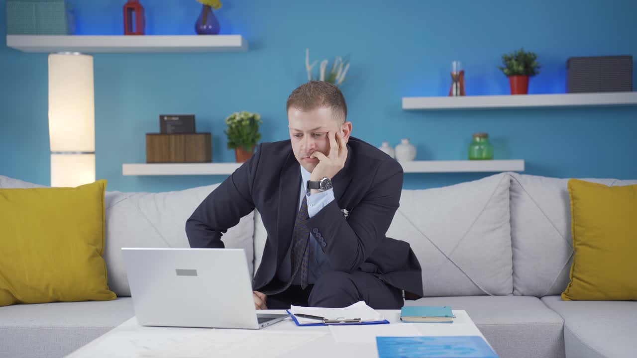 가정 사무직 노동자 남자가 걱정스럽게 생각하고 있습니다.