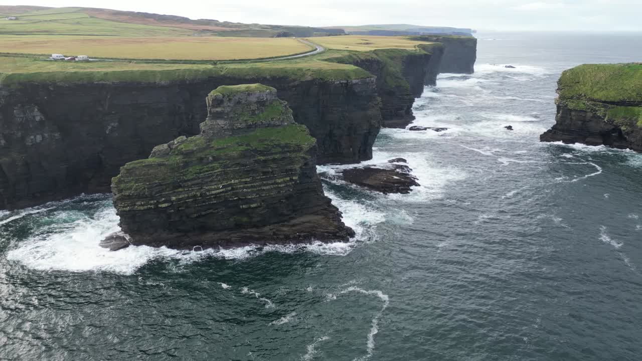 la épica costa irlandesa escarpada en los acantilados de kilkee, condado de clare en irlanda