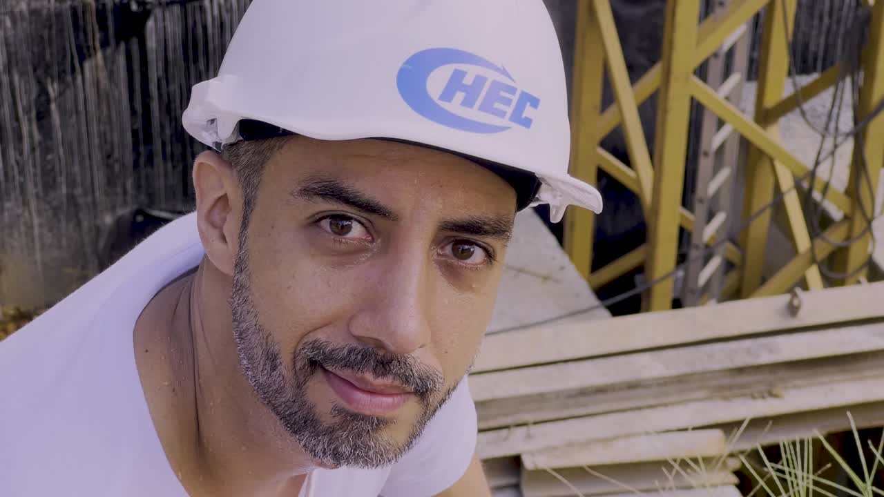 trabajador de la construcción sonriendo a la cámara