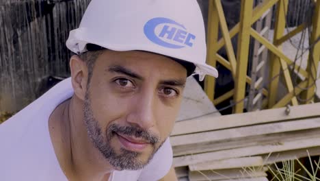 Construction-worker-smiling-at-the-camera