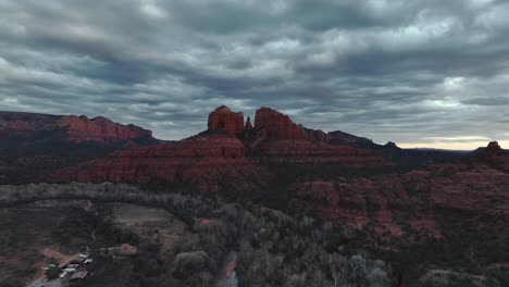 Cathedral-Rock-In-Sedona,-Arizona-Mit-Bewölkung-In-Der-Abenddämmerung