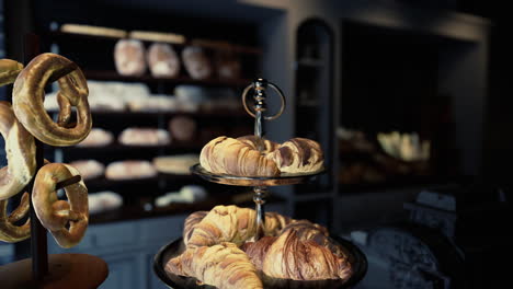 una tentadora exhibición de croissants y pretzels recién horneados en una panadería tradicional alemana