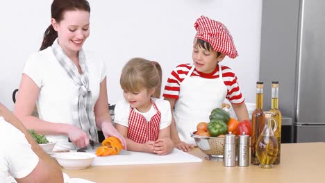 familia preparando comida en la cocina