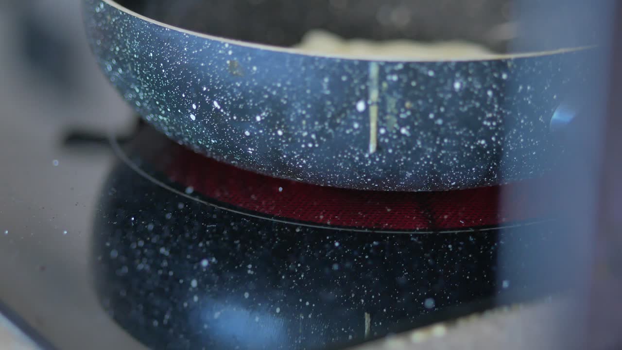 뜨거운 스토브에 팬