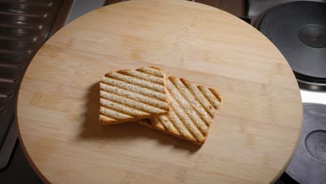 Las-Rebanadas-De-Pan-Tostado-Se-Colocan-En-Un-Plato-De-Madera---Toma-Constante