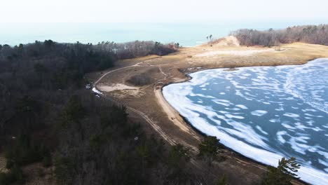 Eisdecke-über-Dem-Tiefen-Wasser-Des-Dünenhafensees