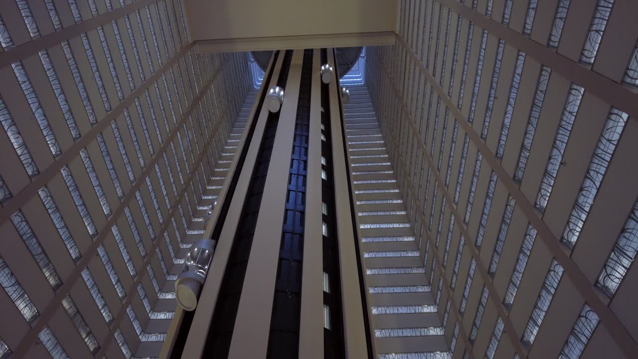 건물 내의 하이테크 엘리베이터