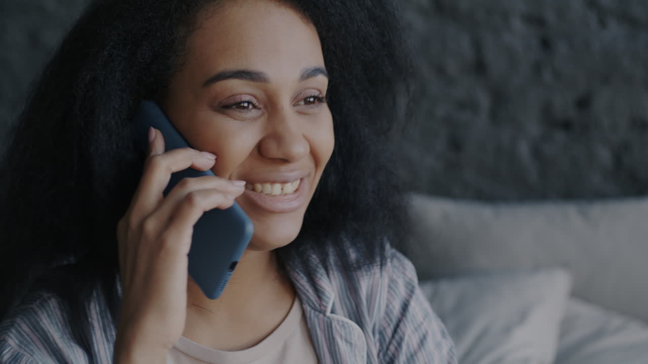 mujer hablando por teléfono