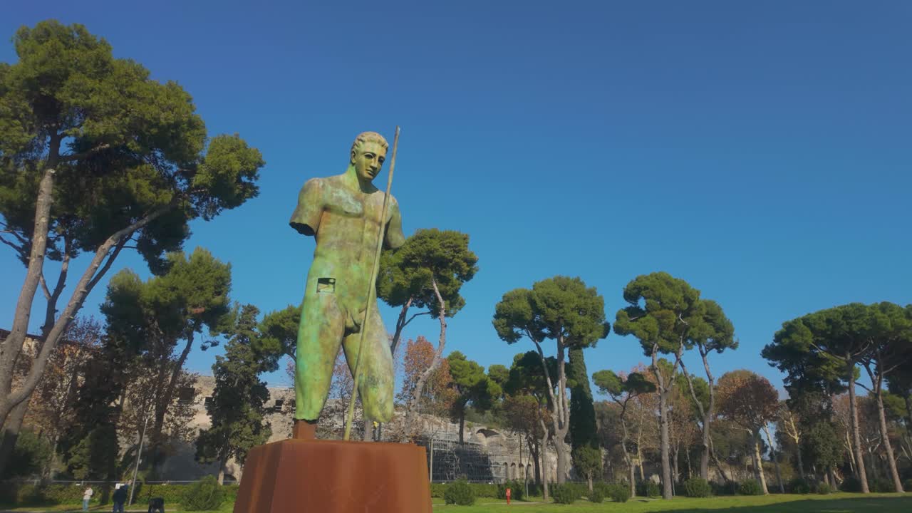 Pompei mette in mostra Dedalo all'entrata, creando un forte contrasto tra le rovine classiche e l'espressione artistica contemporanea