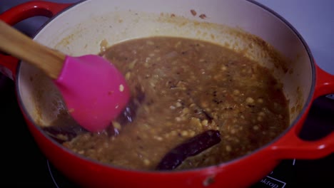 Revolviendo-Una-Olla-De-Curry-Y-Chiles-Papaya-Fresca-Orgánica-Amarilla-Madura-Y-Verde