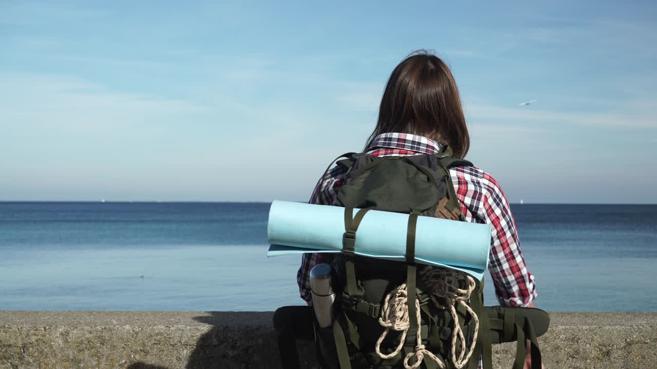 배을 들고 바가에서 산책하는 남자 산책자 4k
