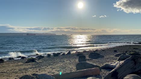 Küste-Mit-Kommerziellen-Tankschiffen-Am-Horizont-Während-Des-Tages---Vancouver-Pacific-Beach