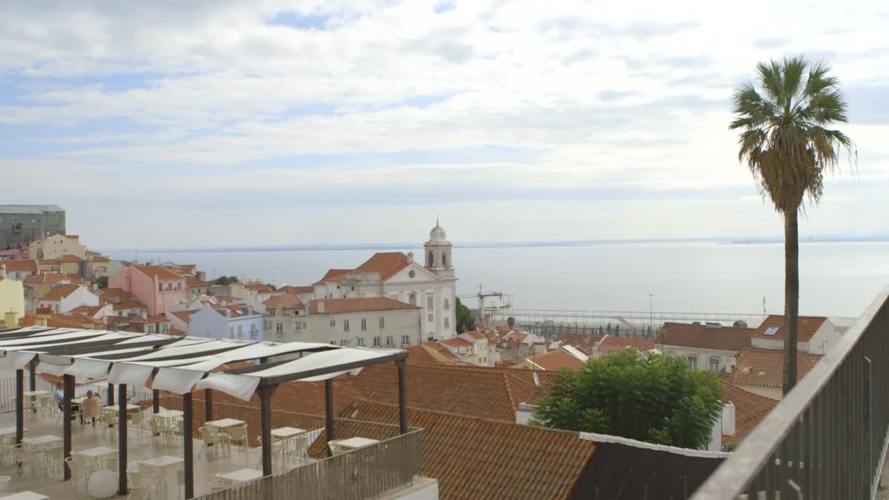 Splendida vista dal Miradouro das Portas do Sol, filmata a Lisbona, Portogallo