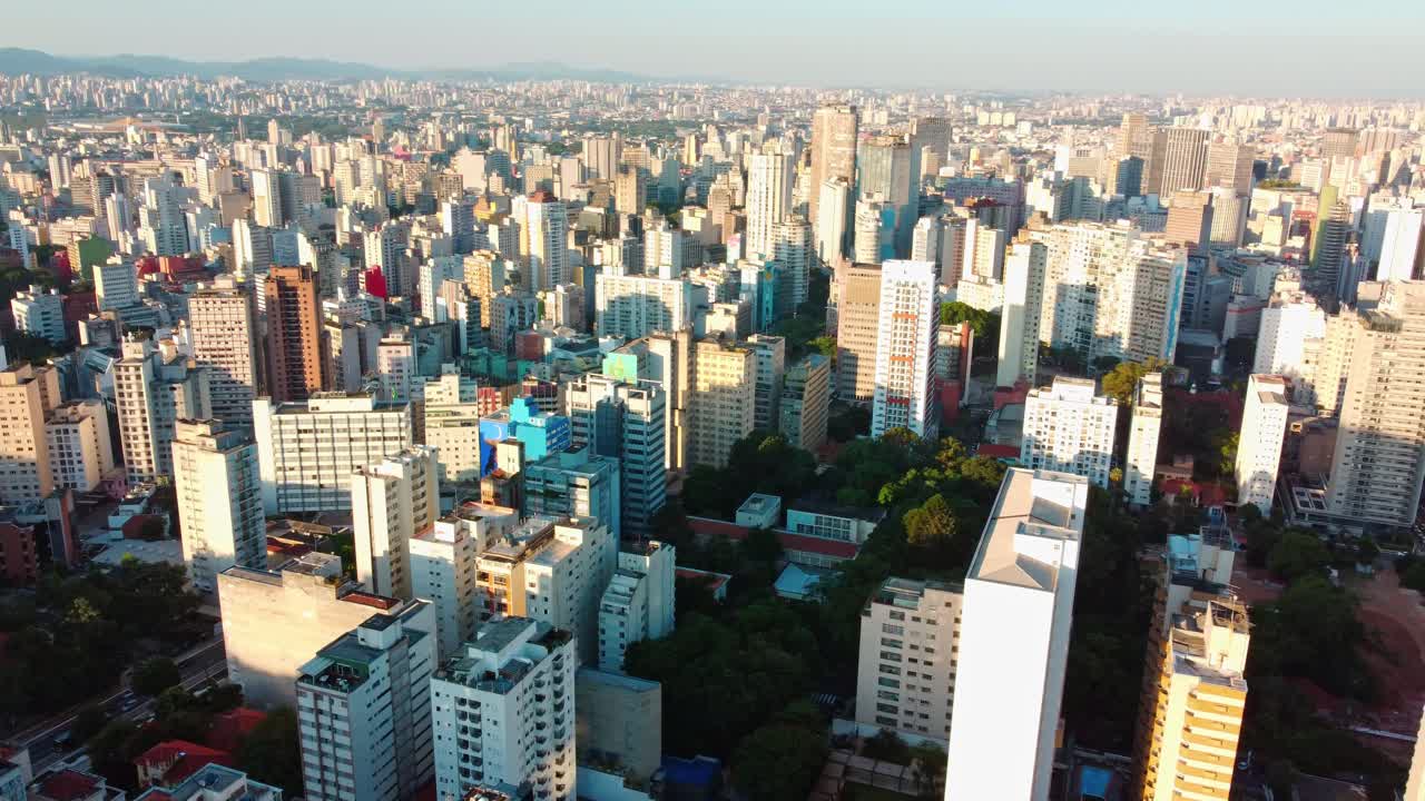 horizonte caótico de la ciudad de sao paulo en brasil, un ejemplo de verticalización y aglomeración urbana