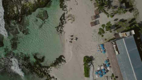 clip cinematográfico de drones aéreos que suben sobre una playa tropical y un complejo turístico