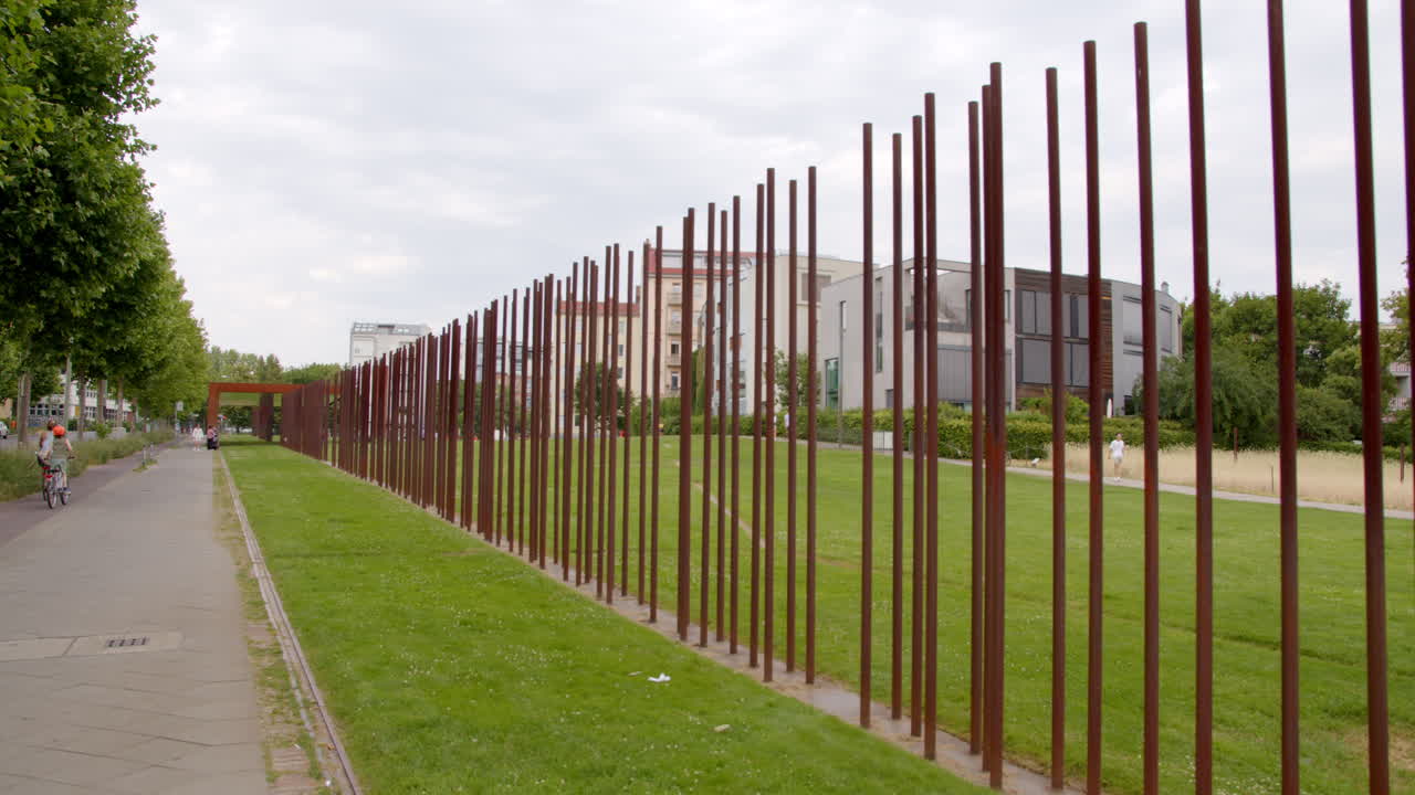 monumento del muro de berlín, la antigua frontera entre alemania oriental y occidental.