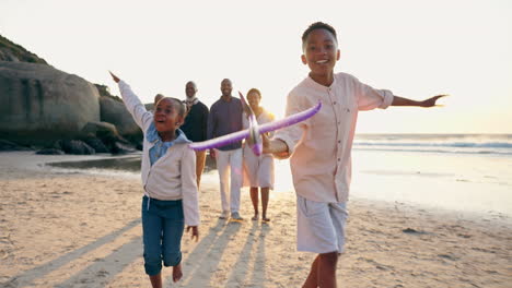 Kinder,-Spielzeugflugzeug-Und-Freiheit-Am-Strand