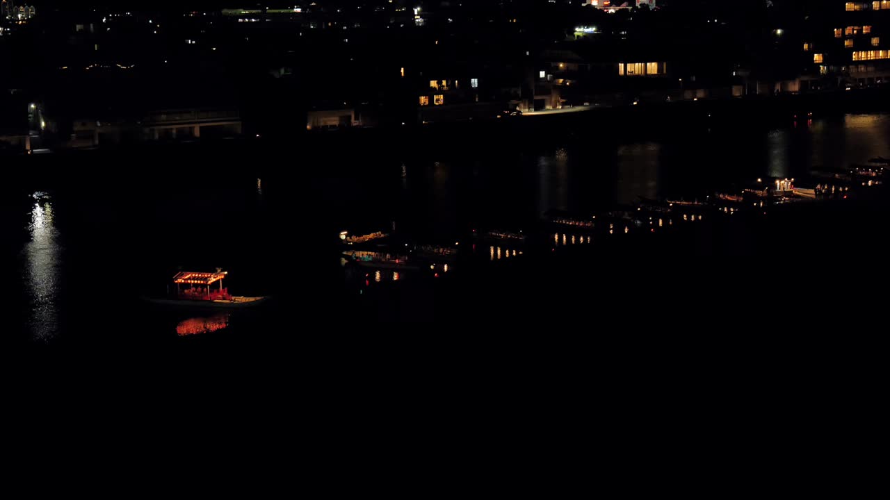 Barche tradizionali giapponesi con lanterne ormeggiate in una notte tranquilla sul fiume Nagara