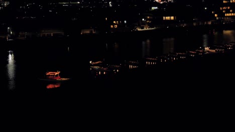 Traditionelle-Japanische-Boote-Mit-Laternen-Parken-In-Einer-Ruhigen-Nacht-Auf-Dem-Nagara-Fluss