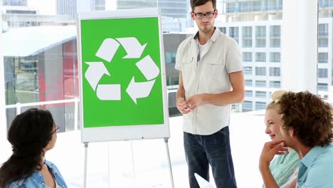 el hombre presenta un plan de concienciación ambiental a sus compañeros de trabajo.