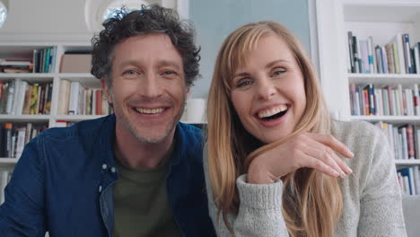 pareja feliz teniendo video chat usando cámara web disfrutando de la conversación hablando con un amigo chateando en línea compartiendo estilo de vida pareciendo emocionado relajándose en casa imágenes 4k