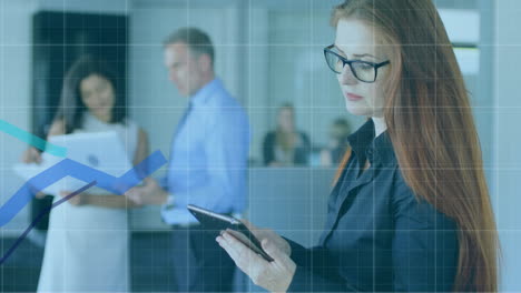 animación de procesamiento de datos estadísticos contra mujer caucásica usando tableta digital en la oficina