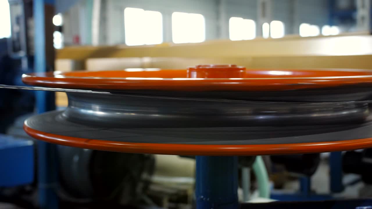 primer plano de un alambre de aluminio dibujado por el método de dibujo en el equipo de la fábrica. fabricación de cable eléctrico.