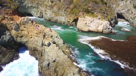 Filmische-Drohnenaufnahmen-Aus-Der-Luft-Von-Kleinen-Inseln-Und-Felsigen-Klippen-Im-Big-Sur-State-Park-In-Kalifornien-Mit-Türkisfarbenem-Wasser-Des-Pazifischen-Ozeans-Und-Wellen-An-Der-Küste