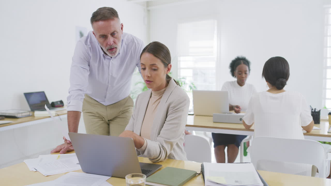 dos personas de negocios discutiendo el papeleo
