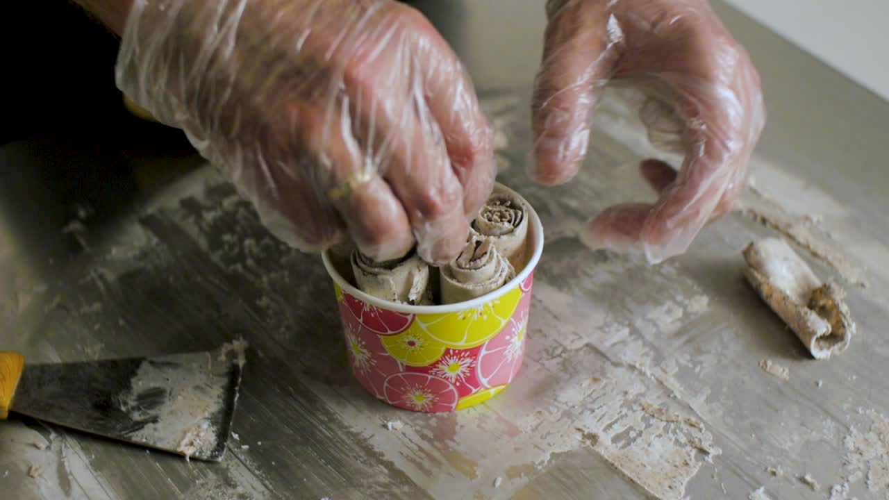 맛있는 롤 아이스크림을 준비하는 것