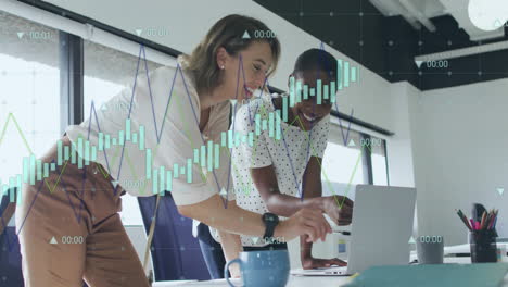 animación del procesamiento de datos financieros sobre diversas personas de negocios en la oficina