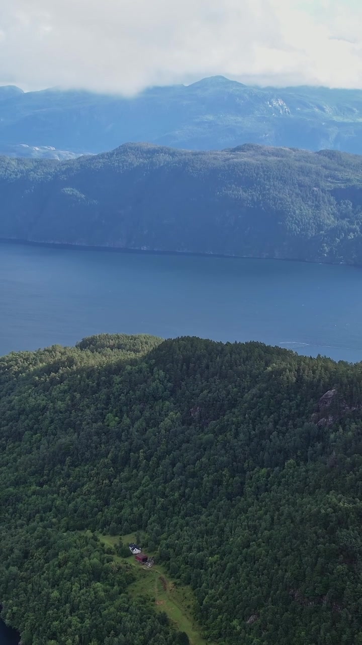 Majestætisk luftfoto af Norges betagende fjorde og frodige landskaber.