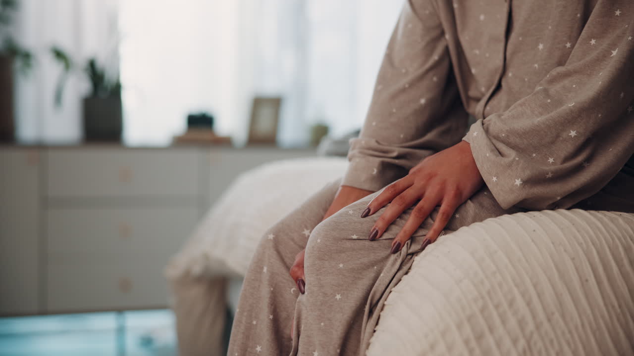 Mulher vestida relaxando na cama