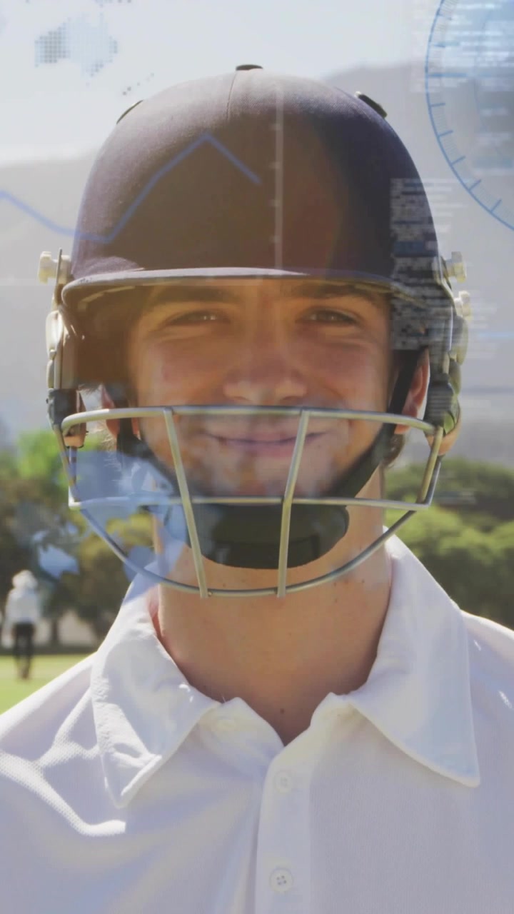 Video verticale: Giocatore di cricket maschio con casco che reagisce all'apparizione di un HUD, sorridendo mentre le forme d'onda si stabilizzano