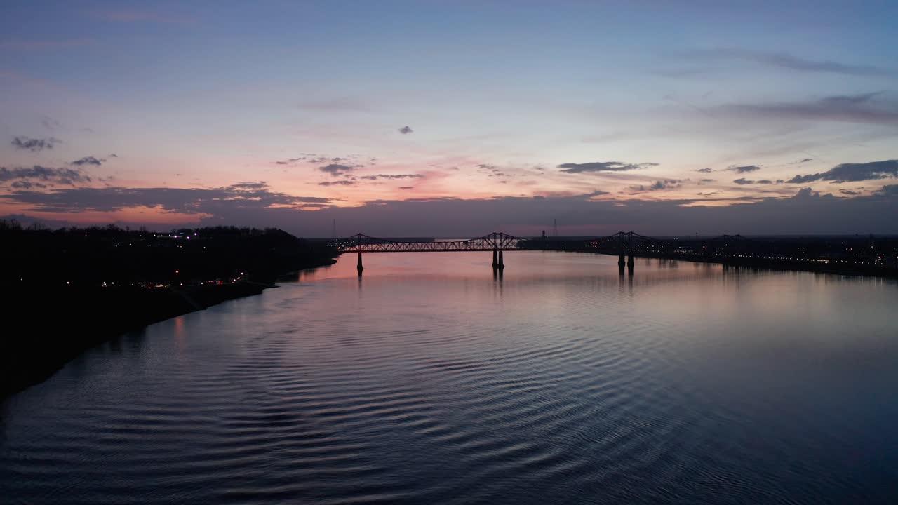 황혼에 미시시피 강의 낮은 와이드 항공 샷